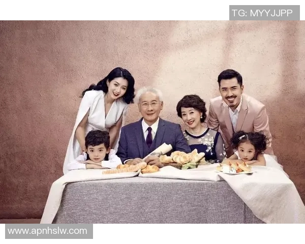 足球巨星与家人温馨时刻精彩回顾全家福合影尽显幸福与亲情